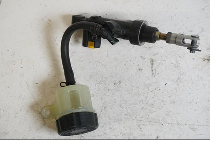 Baksidan på Bromshuvudcylinder från en Yamaha YZF R6 -2003 motorcykel.