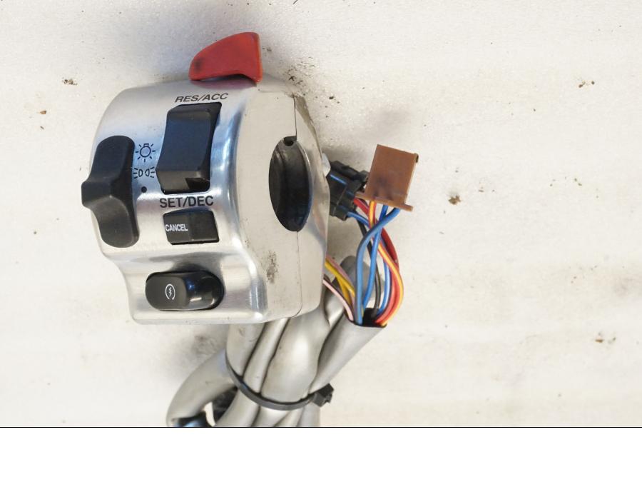 Höger sida på Styrelreglage från en Yamaha XVZ 13TD -1999 motorcykel.