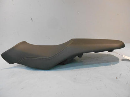 Höger sida på Sadel från en Yamaha MT-07 Tracer -2019 motorcykel.