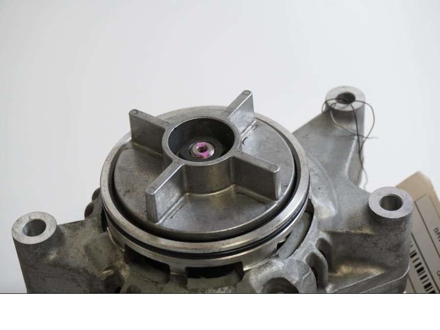 Baksidan på Generator från en BMW K 1200 S -2006 motorcykel.