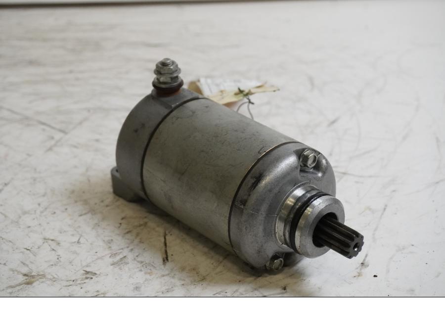 Framsidan på Startmotor från en Honda CBR 1000 RR -2006 motorcykel.