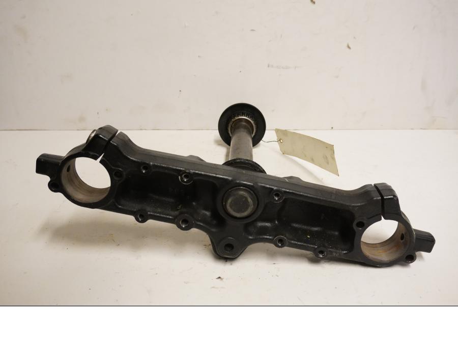 Baksidan på Gaffelkrona från en Triumph Rocket III -2011 motorcykel.