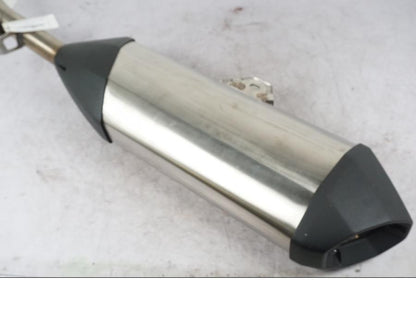 Höger sida på Ljuddämpare från en Triumph Tiger -2012 motorcykel.