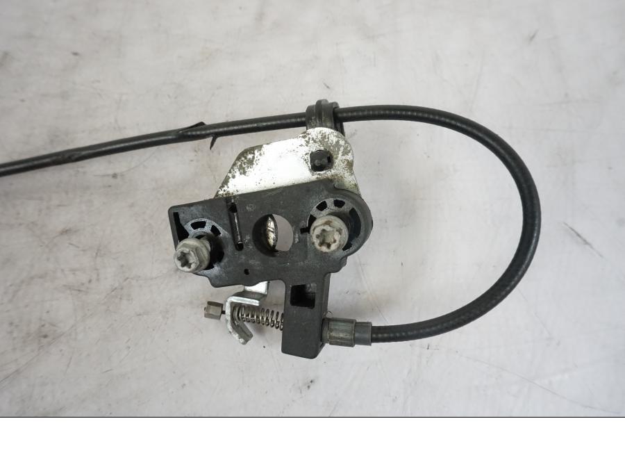 Höger sida på Sadellåsmekanism från en KTM 690 Duke -2014 motorcykel.