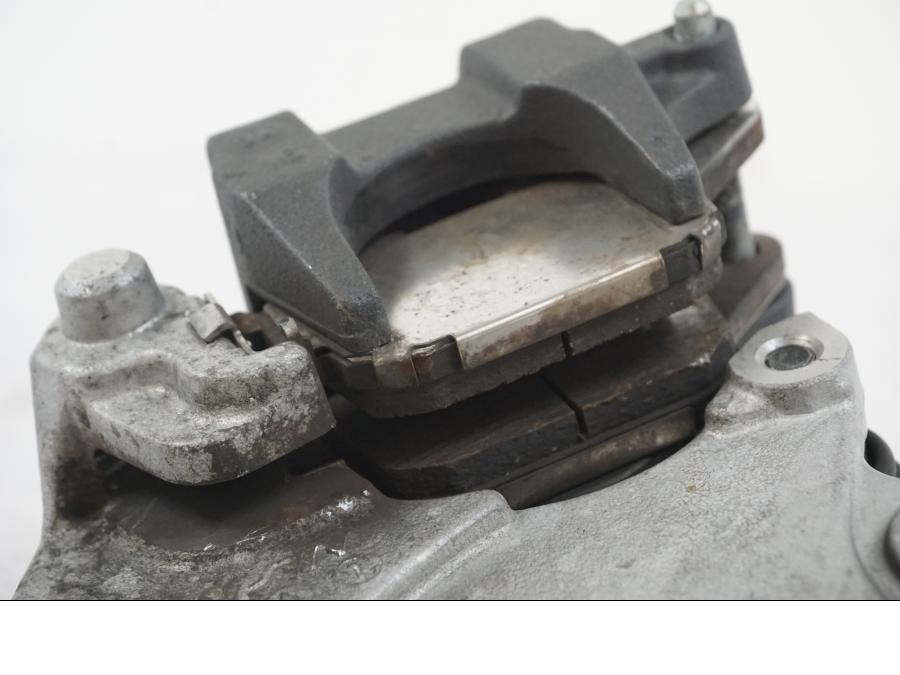 Snett nerifrån på Bromsok från en Yamaha MT-07 -2019 motorcykel.