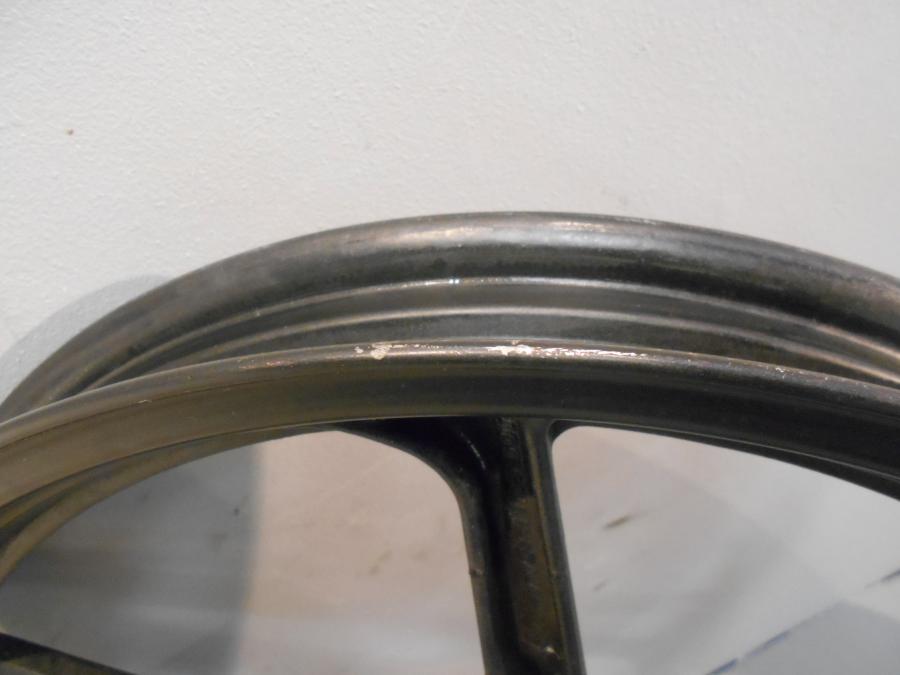 Höger sida på Fälg från en Honda CBR 125 R -2007 motorcykel.