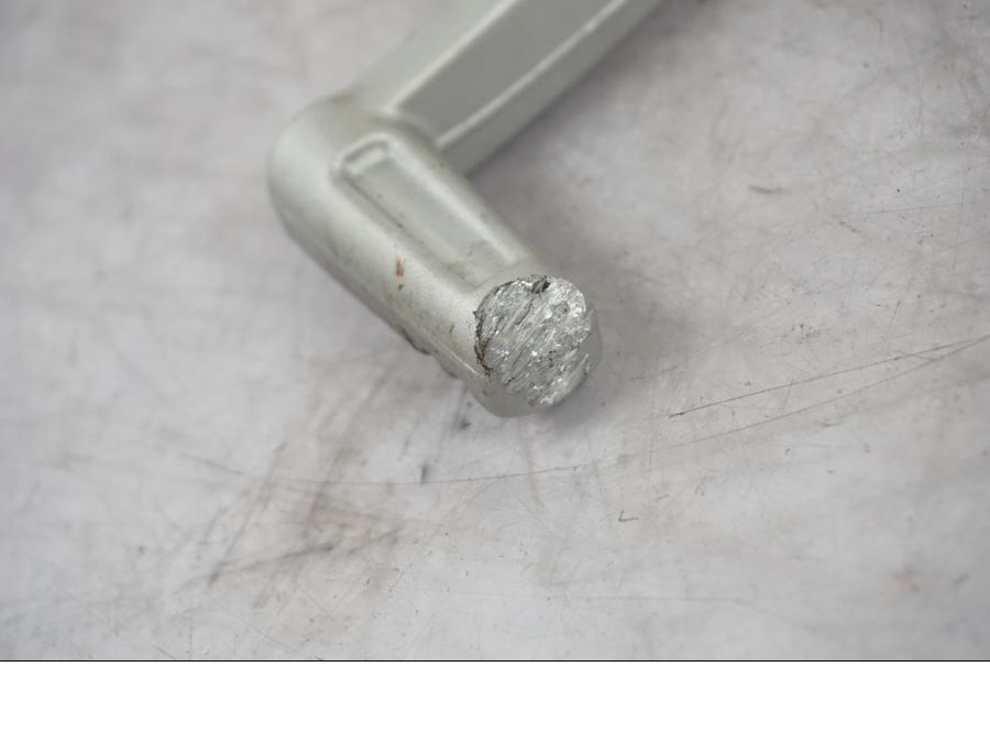 Vänster sida på Bromspedal från en BMW F 800 R -2018 motorcykel.