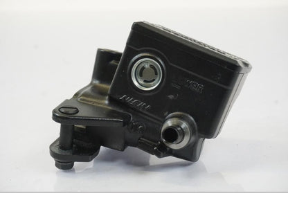 Framsidan på Bromshuvudcylinder från en Triumph Trident -2021 motorcykel.