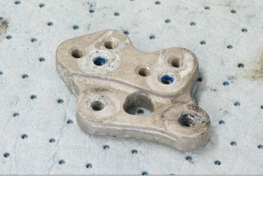 Höger sida på Fotpinnefäste inre från en Suzuki GSX-R 1000 -2008 motorcykel.