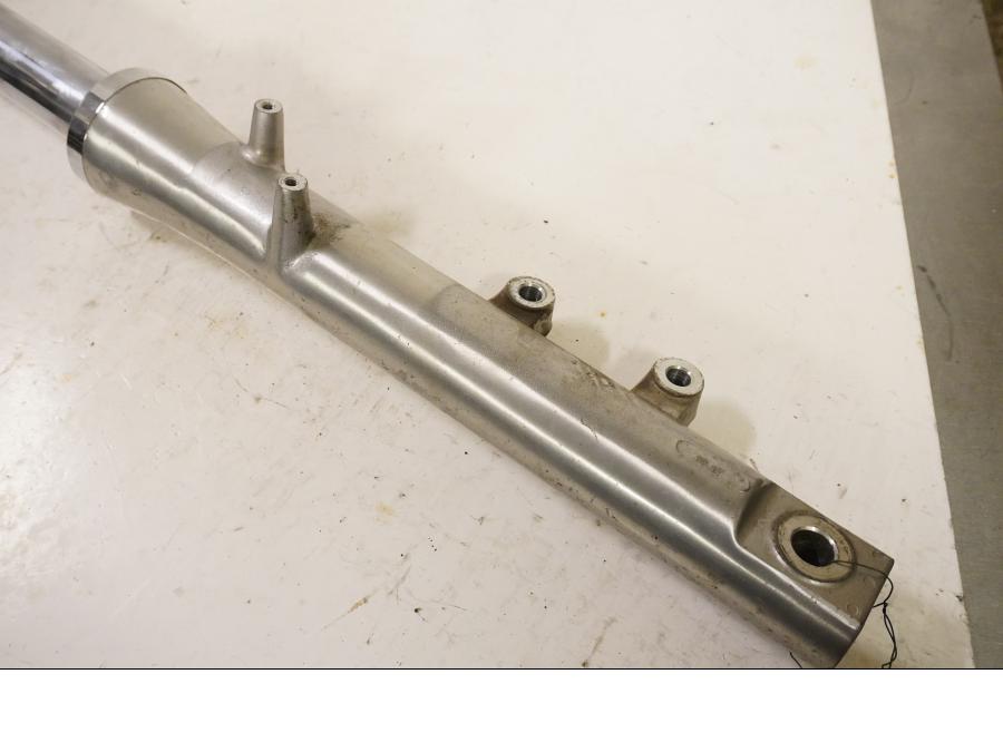 Vänster sida på Gaffelben från en Suzuki VS 800 -1994 motorcykel.