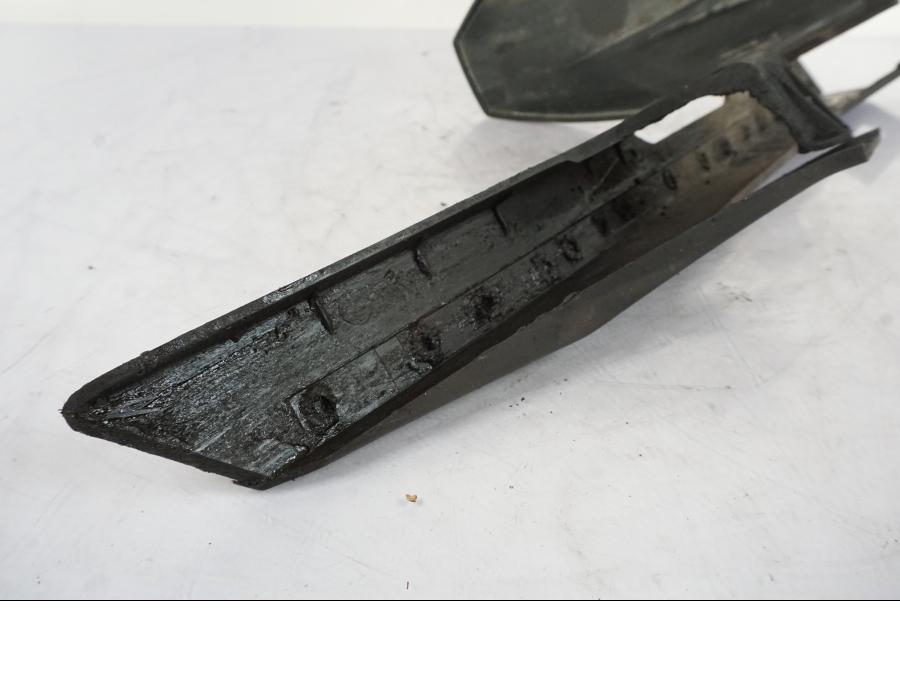 Snett nerifrån på Svingskärm från en KTM 125 Duke -2017 motorcykel.