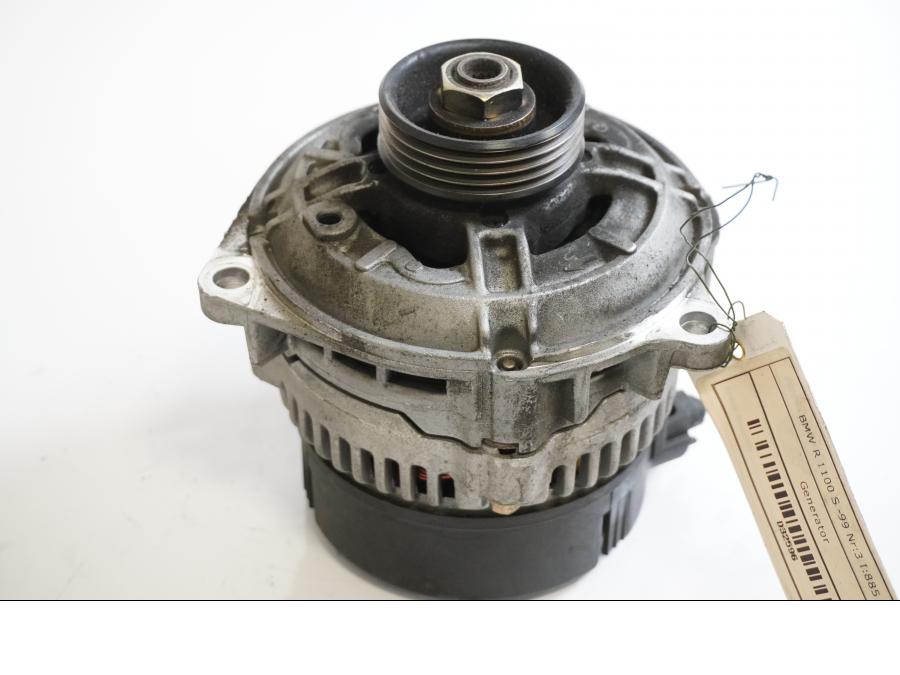 Framsidan på Generator från en BMW R 1100 S -1999 motorcykel.