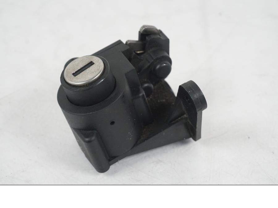 Extrabild3 på <p>Låssats från BMW R 1200 RT 2011.</p>

<p>2st nycklar och 1st plastnyckel, tändningslås, förvaringfackslås, sadellås och tanklock.</p> motorcykel.