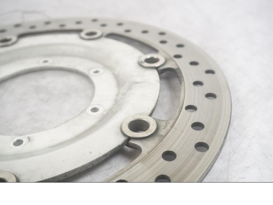 Framsidan på Bromsskiva från en Honda VTX 1800 -2002 motorcykel.