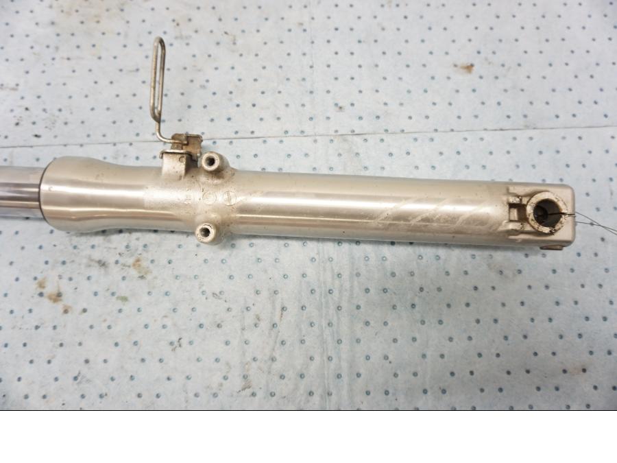 Vänster sida på Gaffelben från en Kawasaki EN 500 -1999 motorcykel.