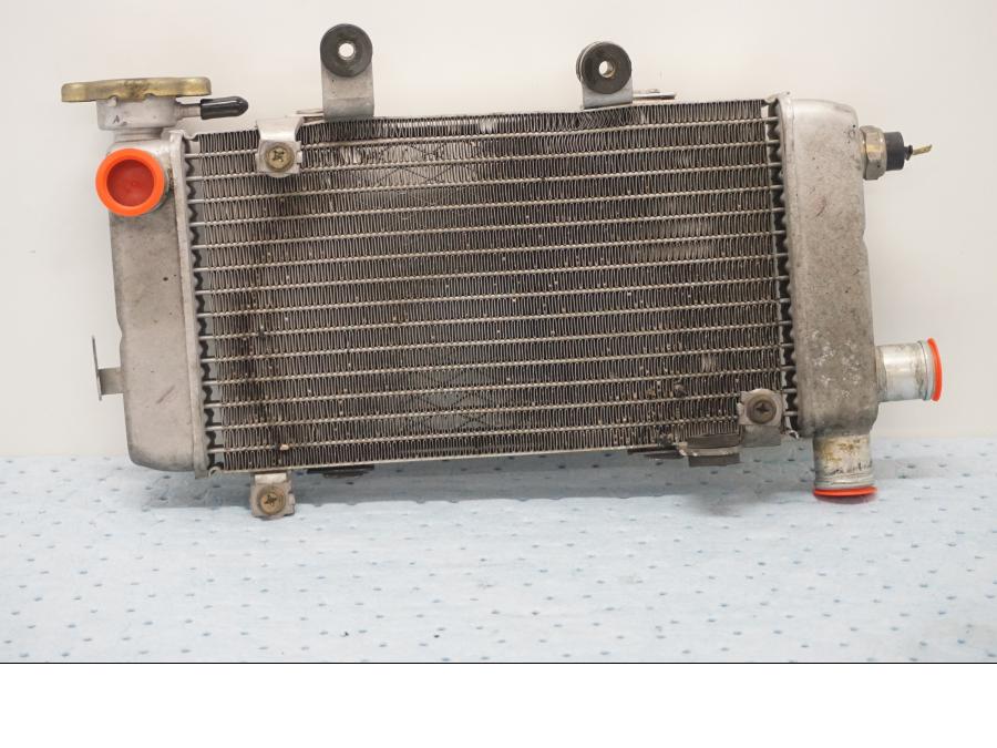 Framsidan på Vattenkyl från en Honda VTR 1000 F -1997 motorcykel.