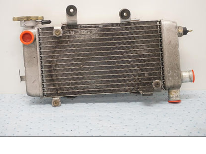 Framsidan på Vattenkyl från en Honda VTR 1000 F -1997 motorcykel.