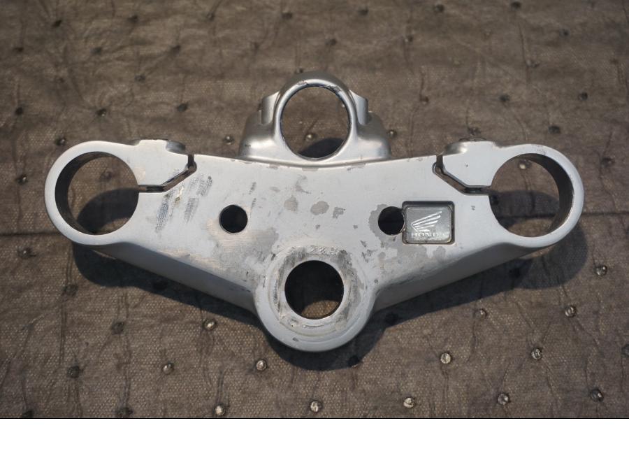 Framsidan på Gaffelkrona från en Honda NSR 125 -1998 motorcykel.