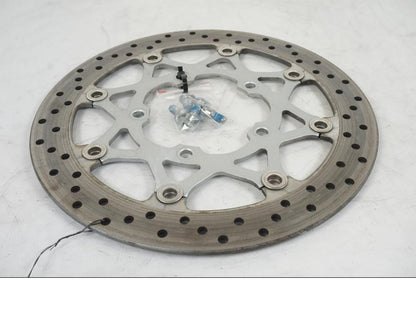 Snett uppifrån på Bromsskiva från en Suzuki VZR 1800 -2009 motorcykel.