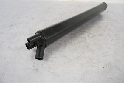 Framsidan på Oljetank från en KTM 690 Duke -2014 motorcykel.