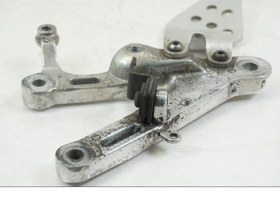 Snett nerifrån på Fotpinnefäste från en Yamaha YZF R6 -1999 motorcykel.