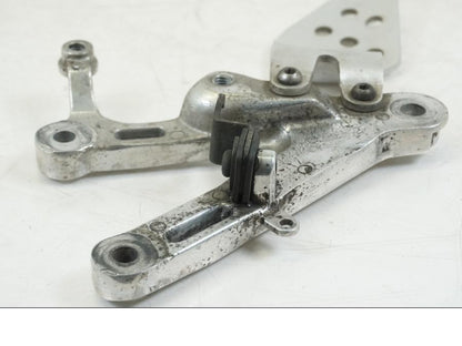 Snett nerifrån på Fotpinnefäste från en Yamaha YZF R6 -1999 motorcykel.