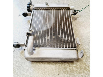 Snett uppifrån på Vattenkyl från en Honda CBR 125 R -2011 motorcykel.