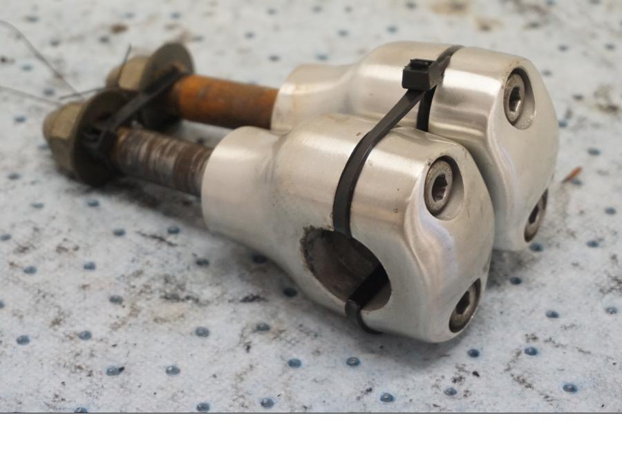 Framsidan på Styrfäste från en Yamaha XV 1600 -1999 motorcykel.