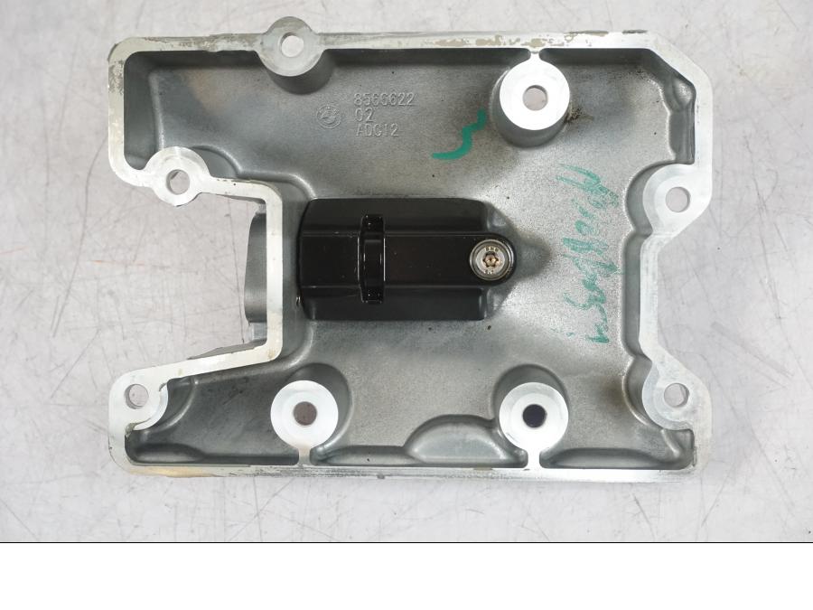 Snett nerifrån på Oljetråg från en BMW F 750 GS -2020 motorcykel.