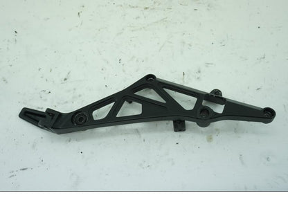 Framsidan på Fotpinnefäste från en Suzuki GSX 1100 EF -1985 motorcykel.