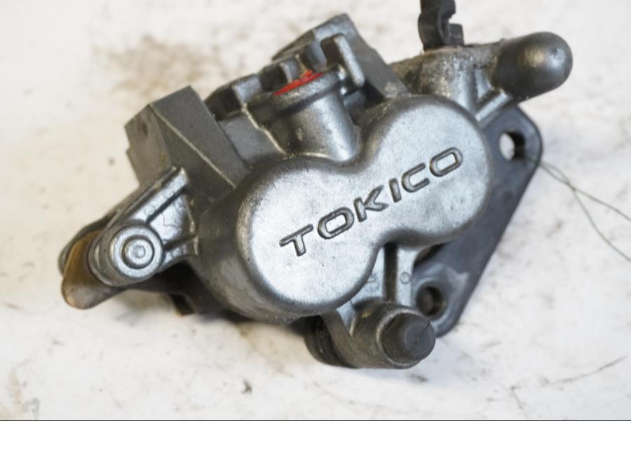 Framsidan på Bromsok från en Kawasaki ZR-7 -2002 motorcykel.