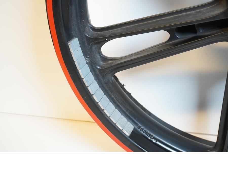 Snett uppifrån på Fälg från en Yamaha YZF-R 125 -2009 motorcykel.