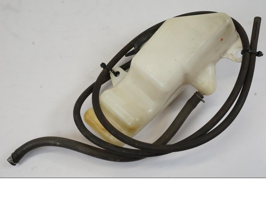 Snett uppifrån på Vattenexpansionskärl från en Honda NT 700 -2008 motorcykel.