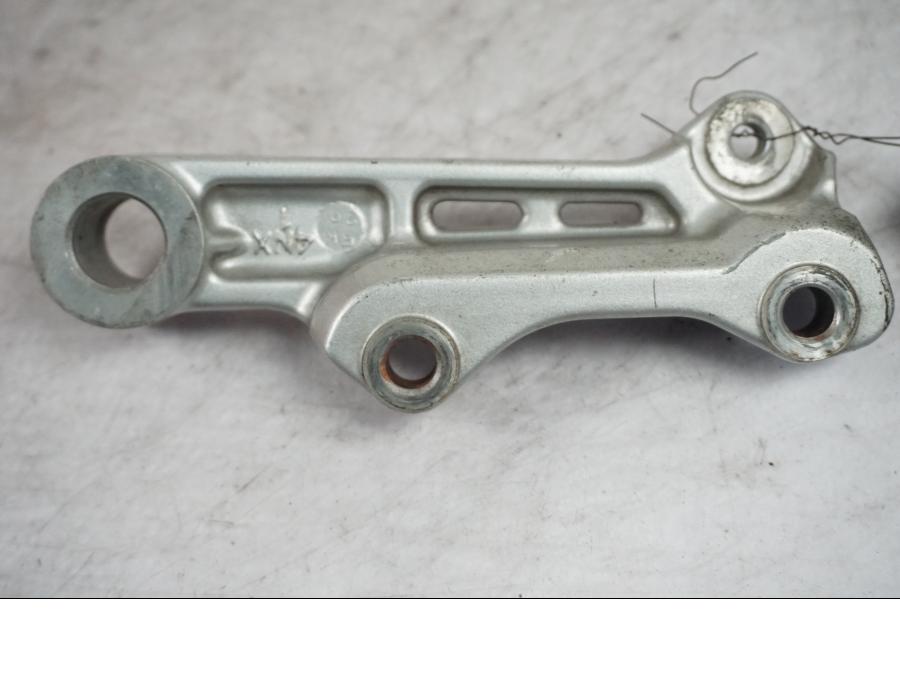 Framsidan på Bromsoksfäste från en Yamaha TRX 850 -1996 motorcykel.