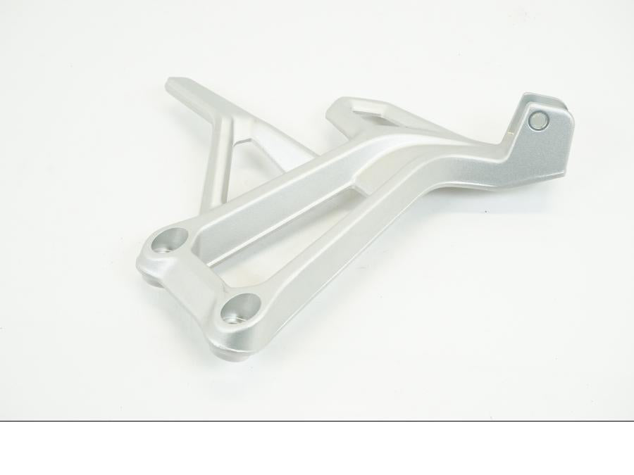 Baksidan på Fotpinnefäste från en BMW F 850 GS -2021 motorcykel.