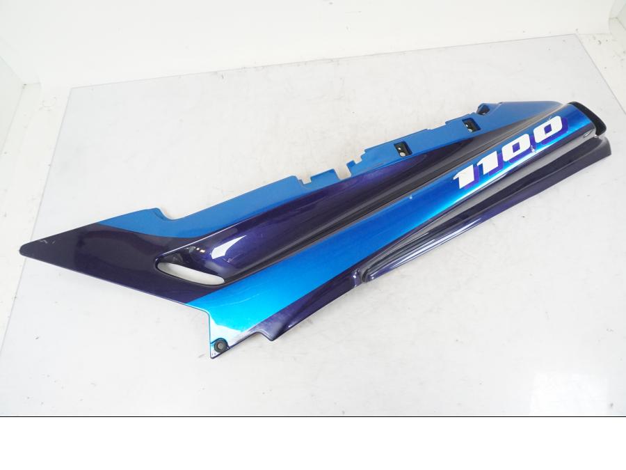 Framsidan på <p>Bakvinge vänster från Kawasaki ZZR 1100 1991.</p>

<p>Omlackad i original kulör.</p>

<p>Lagning, sprickor, ytliga repor och märken finns se bilder.</p> motorcykel.