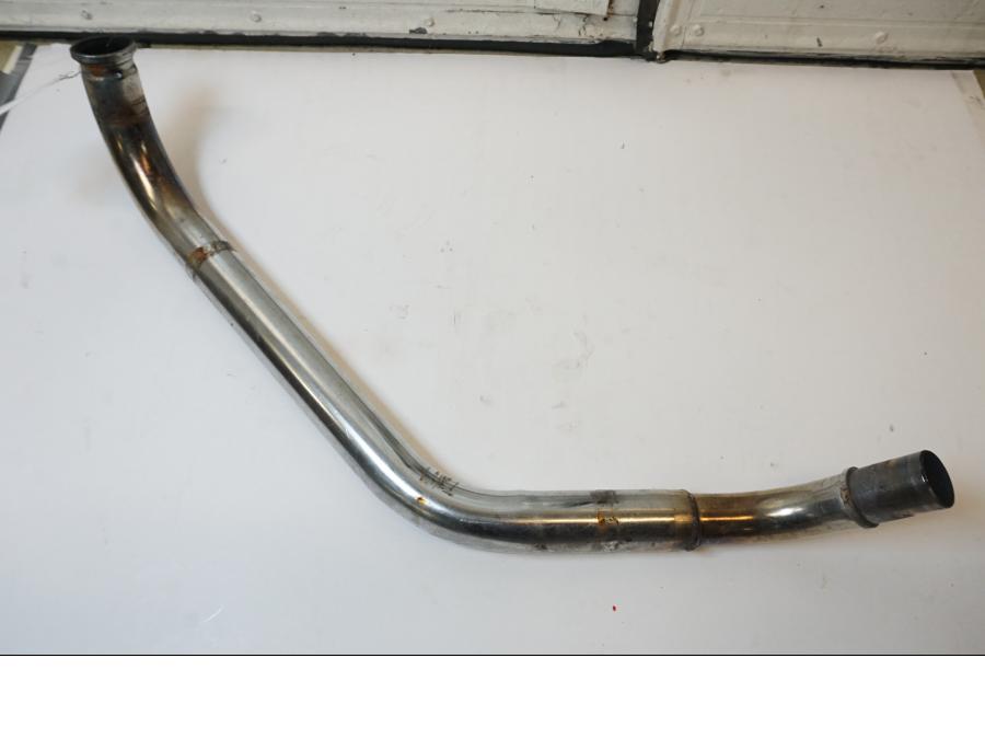 Framsidan på Grenrör från en Suzuki VZ 1600 -2005 motorcykel.