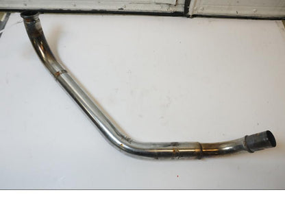 Framsidan på Grenrör från en Suzuki VZ 1600 -2005 motorcykel.