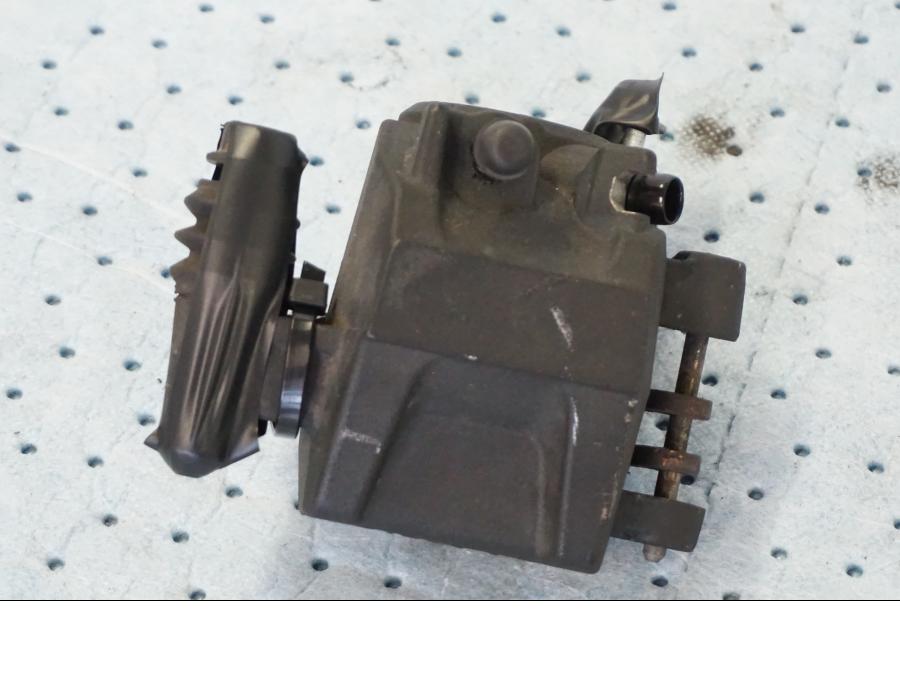 Snett nerifrån på Bromsok från en Suzuki GSX-R 1000 -2008 motorcykel.