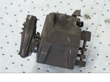 Snett nerifrån på Bromsok från en Suzuki GSX-R 1000 -2008 motorcykel.