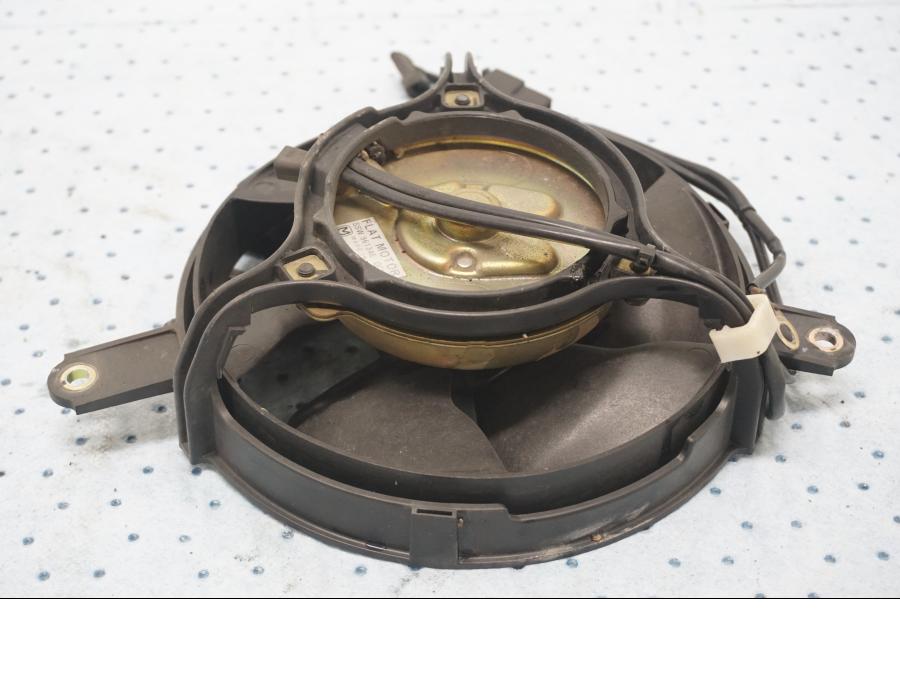 Framsidan på Vattenkylfläkt från en Honda VTR 1000 F -1997 motorcykel.