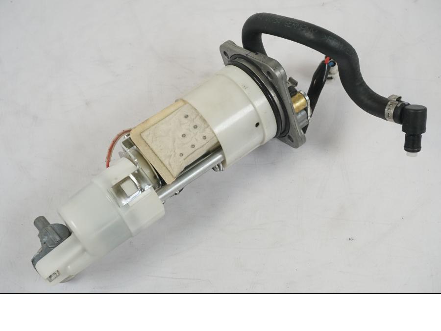 Framsidan på Bensinpump insprut från en KTM 1290 Super Duke R -2018 motorcykel.