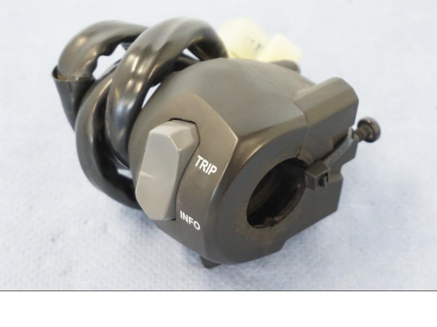 Vänster sida på Styrelreglage från en Yamaha X-Max 250 -2016 scooter.