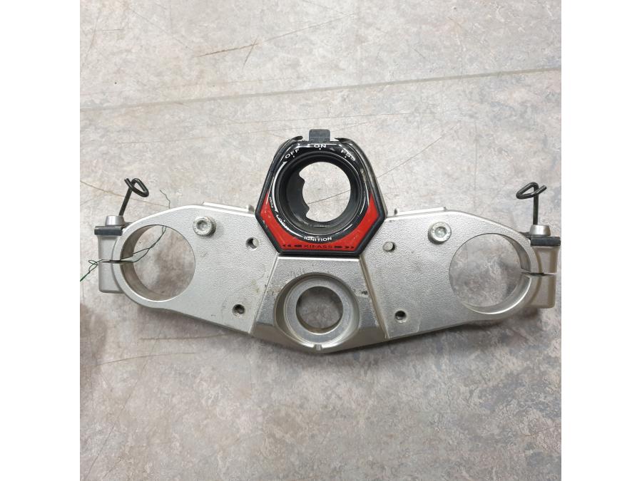 Framsidan på Gaffelkrona från en Kawasaki GTR 1400 -2012 motorcykel.