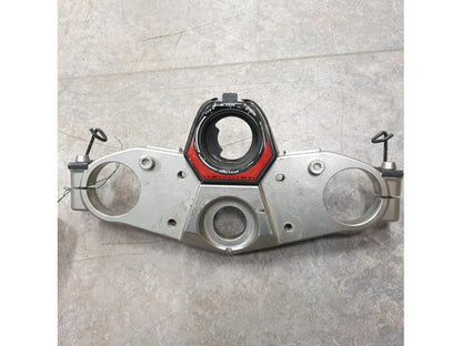 Framsidan på Gaffelkrona från en Kawasaki GTR 1400 -2012 motorcykel.