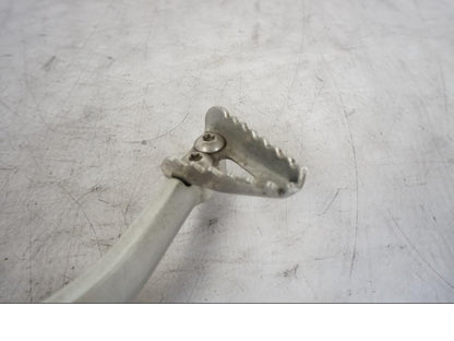 Snett nerifrån på Bromspedal från en KTM 690 Duke -2014 motorcykel.