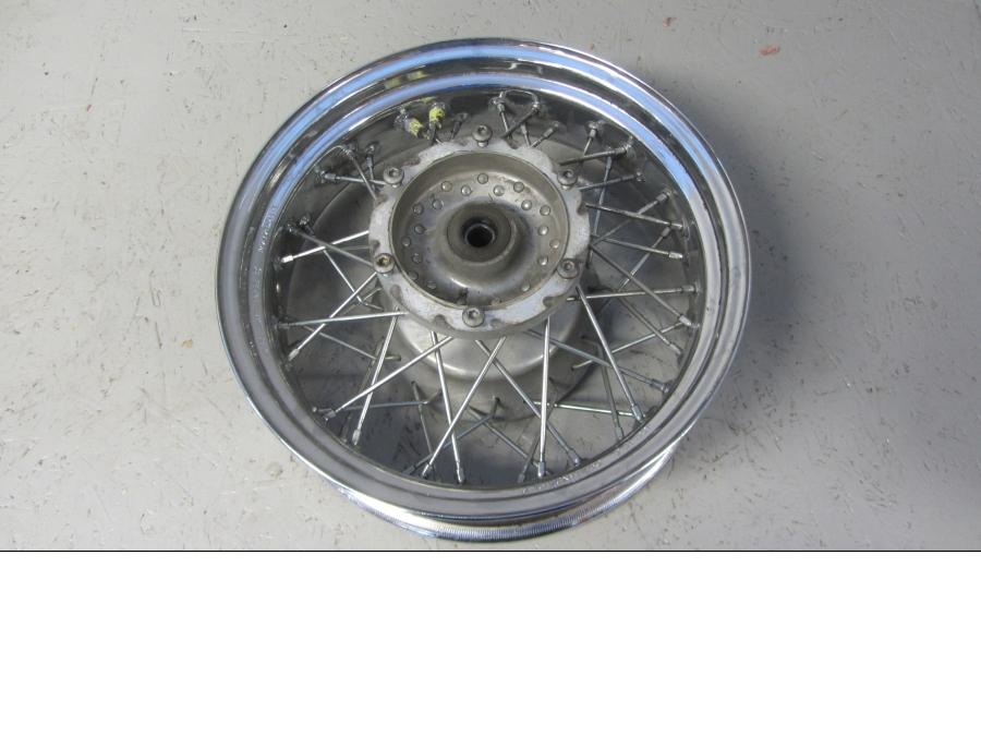 Framsidan på Fälg från en Yamaha XVS 1100 -2002 motorcykel.