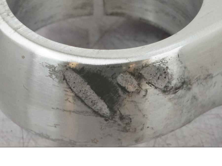 Baksidan på Gaffelkrona från en Suzuki VZ 800 -2000 motorcykel.