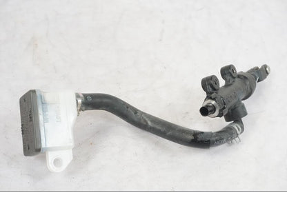 Framsidan på Bromshuvudcylinder från en Suzuki GSX-S 1000 -2017 motorcykel.