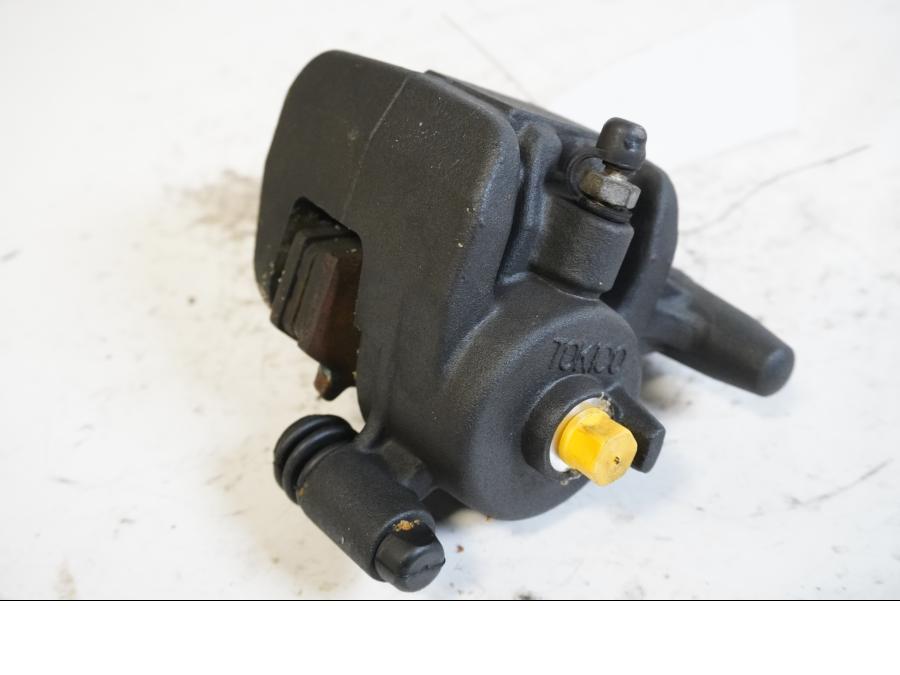 Framsidan på <p>Bromsok bak från Kawasaki ER-6N ABS 2014.</p>

<p>Tokico. Ett kolvs ok. Okej skick.</p> motorcykel.